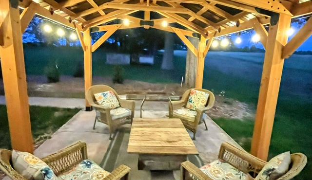 Charming Cottage- Yadkin River, Parks, Wineries and Winston-Salem in East Bend.