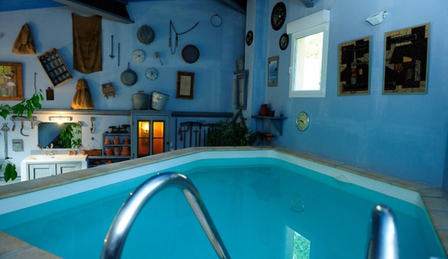 Charming cottages, private heated pool and indoor solarium, private outdoor