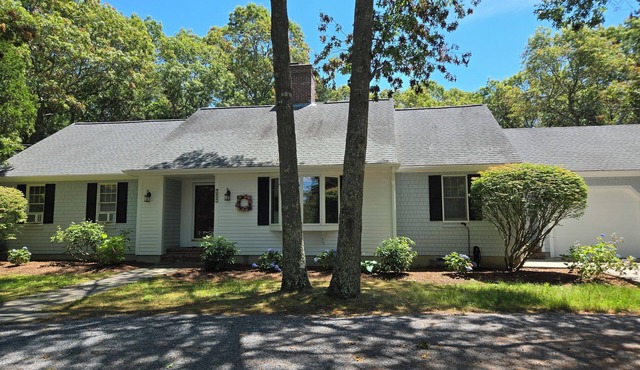 Charming Cotuit Home, JUST REDUCED.n400.00 per night-Small Pet OKnSleeps 8.