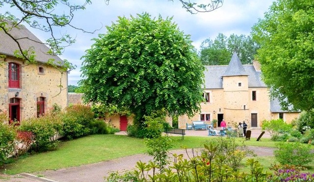 Charming Countryside Cottage with River Views, Near Historic Manor House