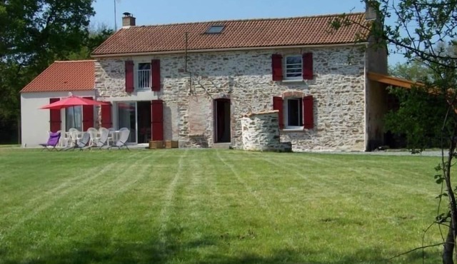 Charming Country House with Large Garden, Terrace, and Trampoline