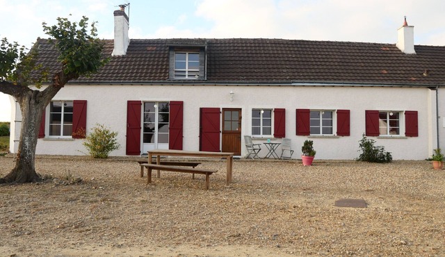 Charming Countryside Home: Fireplace, BBQ, Kids' Playground, and Summer Pool in Loir en Vallée