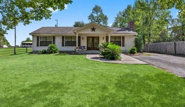 Charming Country Bungalow; serene setting close to Lake Conroe & The Woodlands