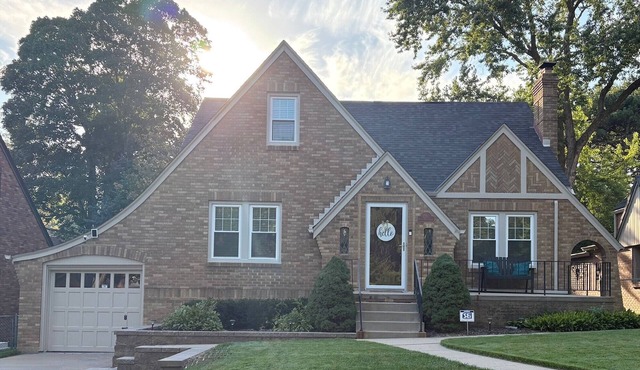 Charming Country Club Bungalow! In the heart of Omaha!