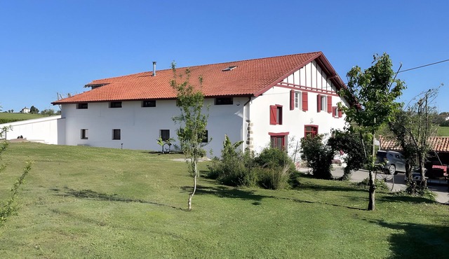 Charming Country Cottage – Vacation Rental for 12 Guests