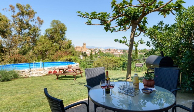 Charming country cottage in quiet village inland Costa Brava. Pool, barbecue