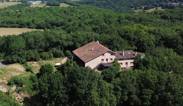 Charming country cottage - pool - capacity for 8 people.
