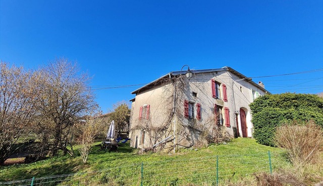 Charming Country Cottage with Garden, Near Trails and Leisure Spots