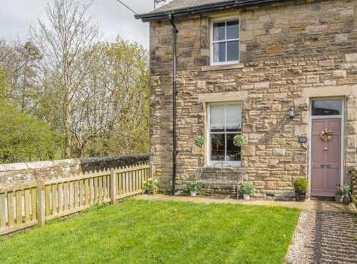 Charming country cottage at a Victorian Station