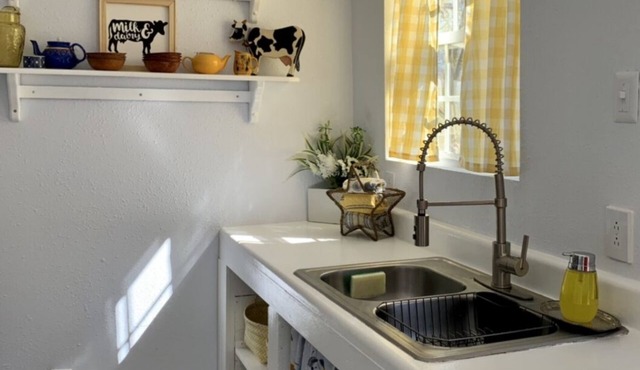 Charming Country Cottage- Long Term Stays Welcome!