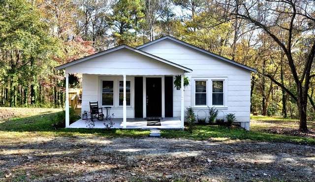 Charming Country Cottage Retreat - Walking distance to Downtown