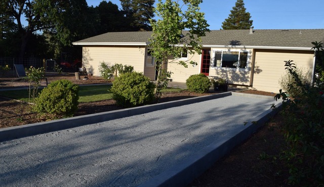 Charming Country Cottage walk to Plaza Gas Fire Pit & Bocce & 4 Cruiser Bikes