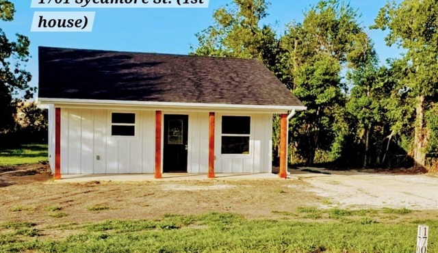 Charming Country Cottage on 1 acre in the City. 2-bdrm 1 ba
