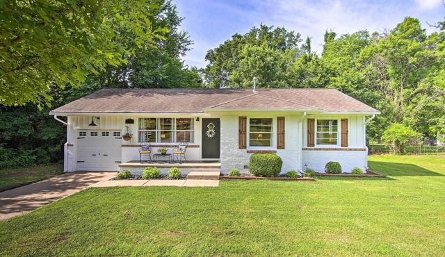 Charming Country Cottage: 5 Mi to Downtown Tulsa!
