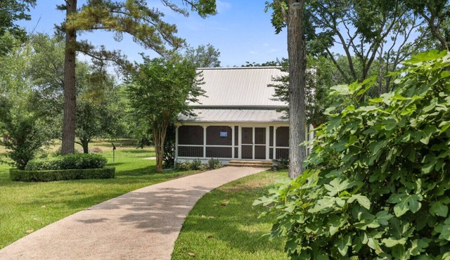 Charming Country Farmhouse Getaway!