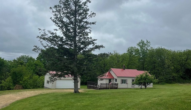 Charming Country Getaway – Nestled and Cozy Retreat with Outdoor Fun!