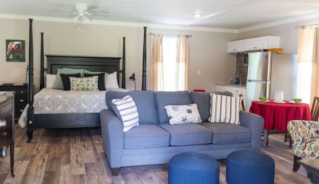 Charming country guest cottage eight miles from downtown Athens and UGA