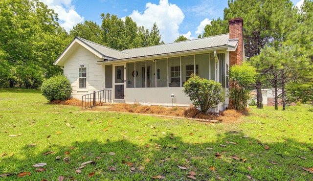 Charming Country Home w/Yard - 14 Mi to Ole Miss!
