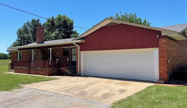 Charming country home with WiFi, AC in marvelous Elgin