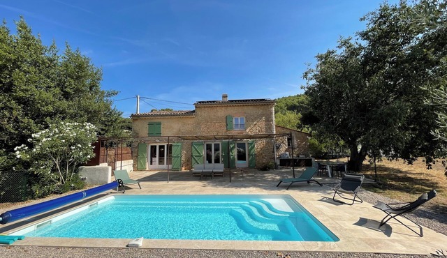 Charming country house with swimming pool, in a peaceful setting to recharge your batteries!