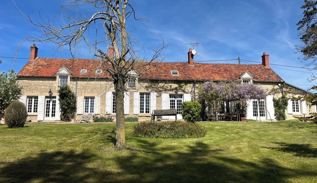 Charming Country House in a Beautiful Park-Heated Swimming Pool-Near Sancerre