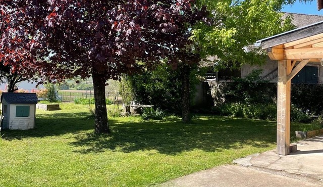 Charming country house, quiet garden with trees, near Lake Paladru