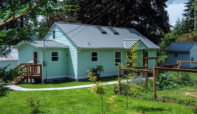 Charming Country House in Fall City, Hikers and Bikers Paradise. Pet friendly!