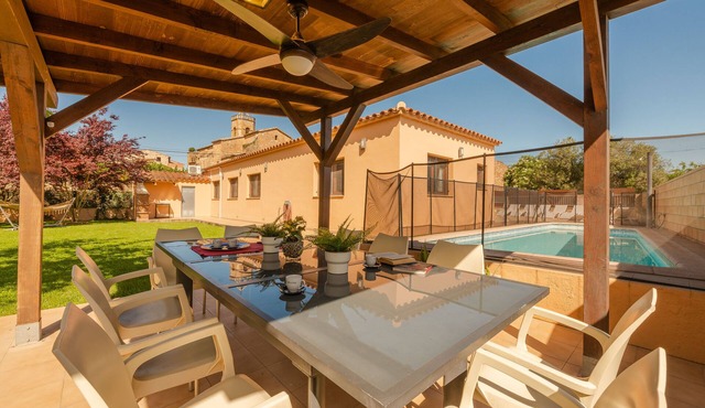 Charming country house ideal for families, with large garden and pool