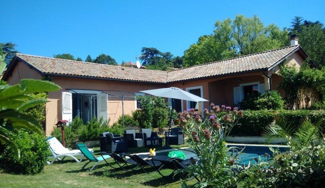Charming country house with swimming pool near Lyon