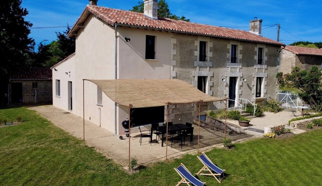 Charming country house set in landscaped grounds of 5000 m2