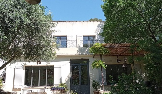 Charming country house in the city