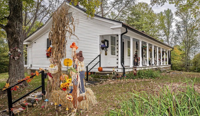 Charming country manor, dog friendly, wireless internet service