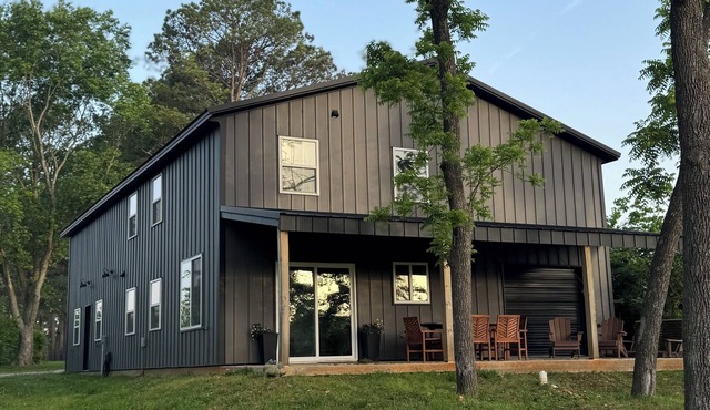 Charming Country Retreat, convenient to downtown Fayetteville, private garage