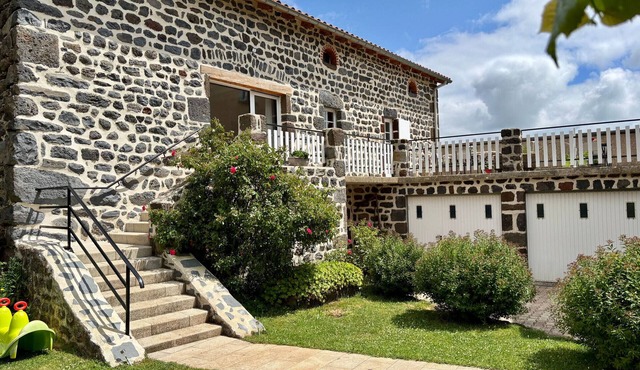 Charming Country Retreat: 3 Ensuite Bedrooms, Terrace, BBQ, Pet-Friendly, Fiber WiFi, Near Puy-en-Velay
