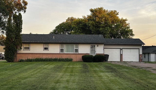 Charming country retreat 4-bedroom house with WiFi and AC with 2 car garage