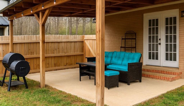 Charming country stay with fenced yard & modern comfort