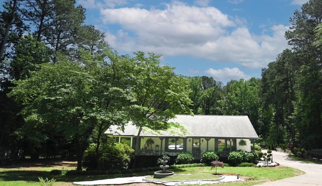 Charming country style 3-bedroom house in fabulous Suwanee with AC, WiFi