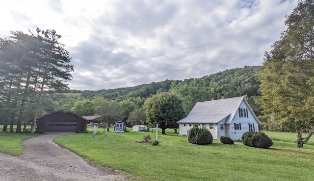 Charming countryside retreat with cozy rooms, modern amenities, and scenic views. Family-friendly!