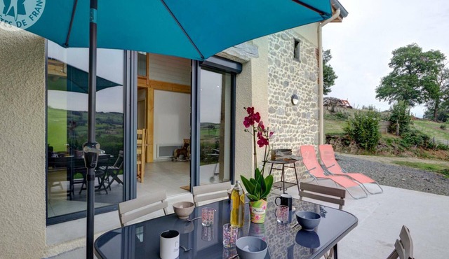 Charming countryside house with garden, pets allowed