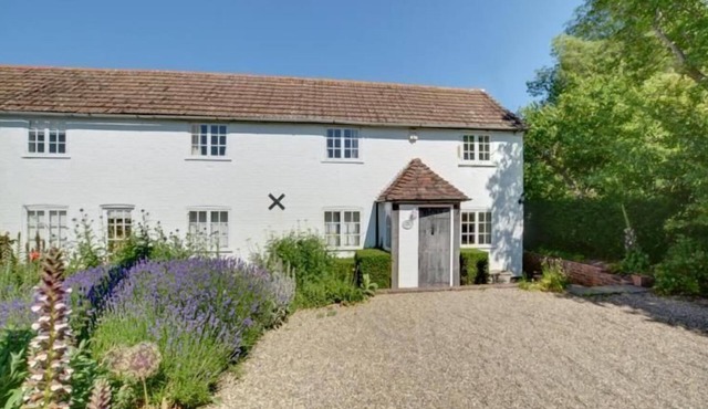 Charming countryside cottage with large garden