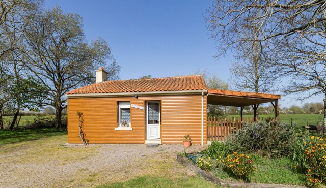 Charming Countryside Cottage with Terrace, Wi-Fi, Near Pornic