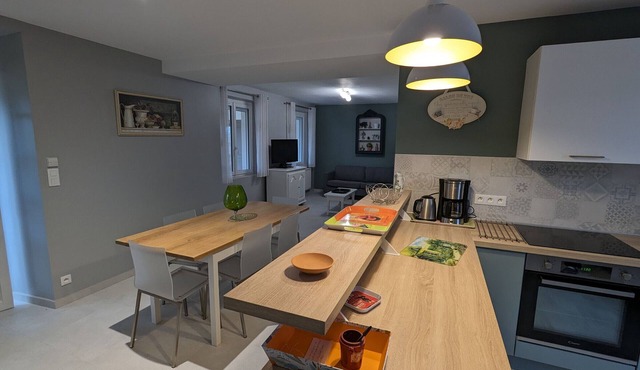 Charming Countryside Cottage: Tranquil Farm Stay, Near Forest and Scenic Bike Routes