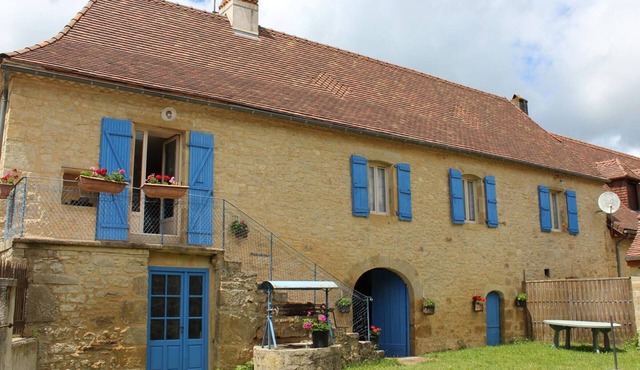 Charming Countryside Retreat with Fireplace, Garden, and Family Amenities in Tourtoirac, France