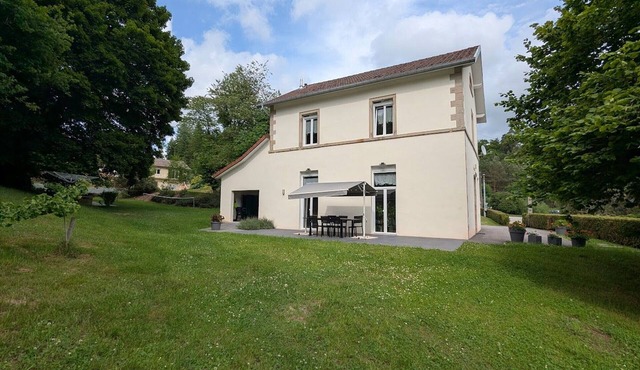 Charming Countryside Retreat with Modern Comforts near Hiking Trails and Lakes