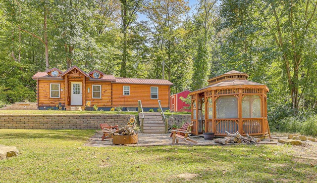 Charming Couples Cabin on 40 Acres in Zanesville