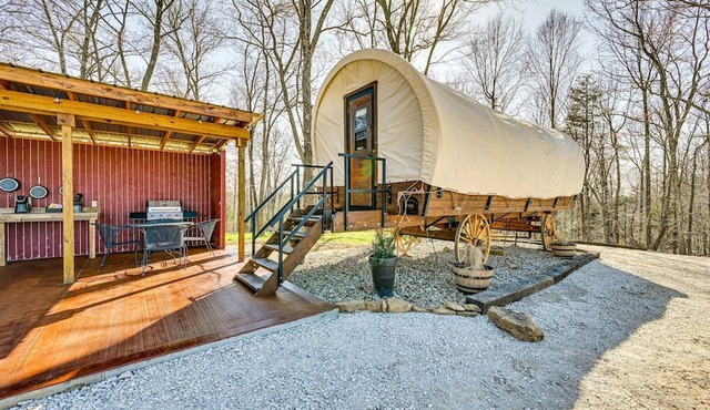 Charming Covered Wagon on Live Petting Zoo for Memorable Family Glamping Stays in Brownsville, Kentucky