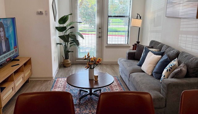 Charming & Cozy 1BR/1BA/2BEDS. Pool/Gym/Shops