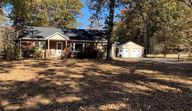 Charming & cozy 2-bedroom cottage in historic Lawrenceburg just 1 mile to town!