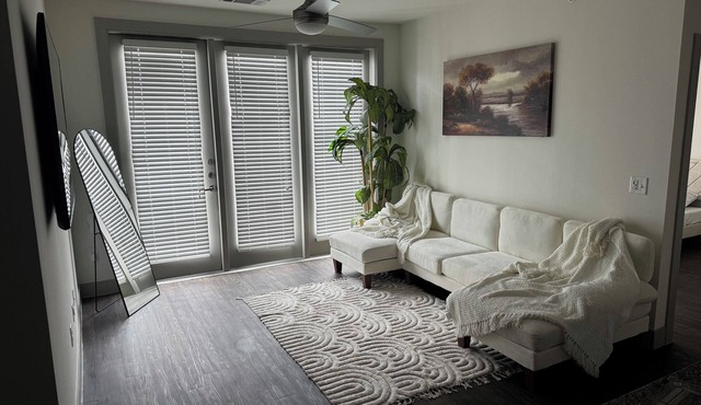 Charming, Cozy 2-bedroom with luxury gym, WiFi, & Pool in Addison