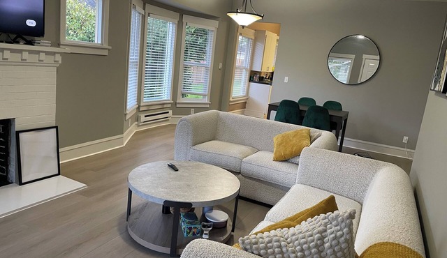 Charming Cozy 2-bedroom house in Tacoma with WiFi. High ceiling